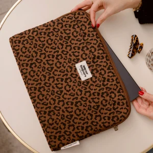 HOUSSE ORDINATEUR LEOPARD FONCÉ – Image 3