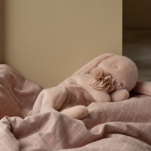 Alternative view of PELUCHE LAPIN COUCHÉ POUDRE