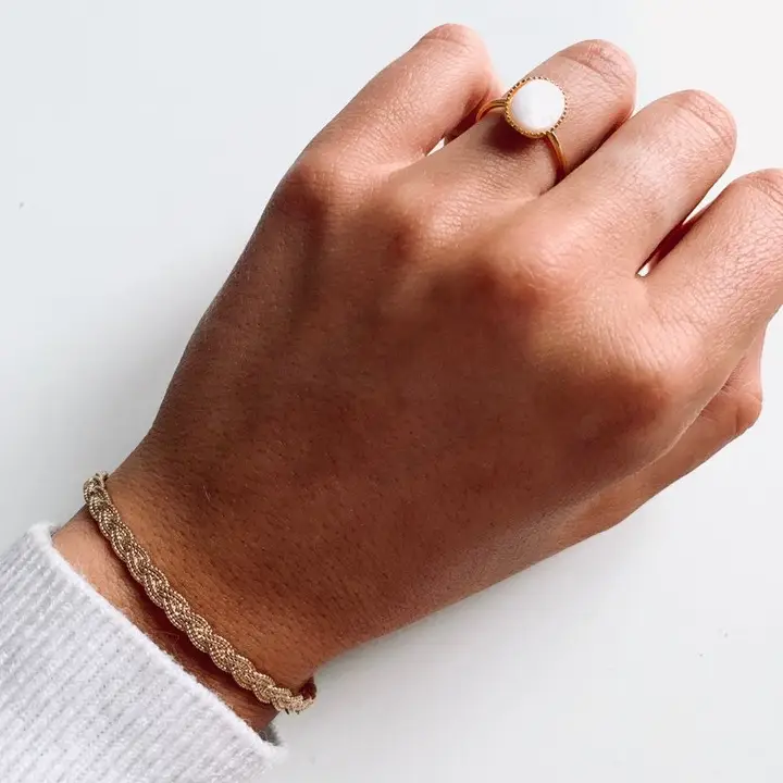 Bague femme dorée pierre ovale blanche – Image 3