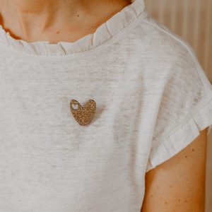 Alternative view of BROCHE FEUTRINE PAILLETEE CŒUR LEOPARD DORE