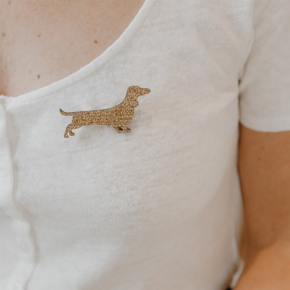 BROCHE FEUTRINE PAILLETEE TECKEL DORÉ – Image 2