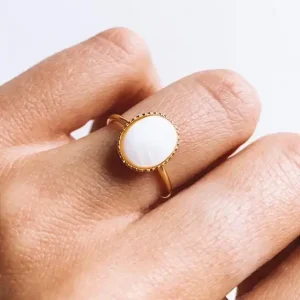 Bague femme dorée pierre ovale blanche