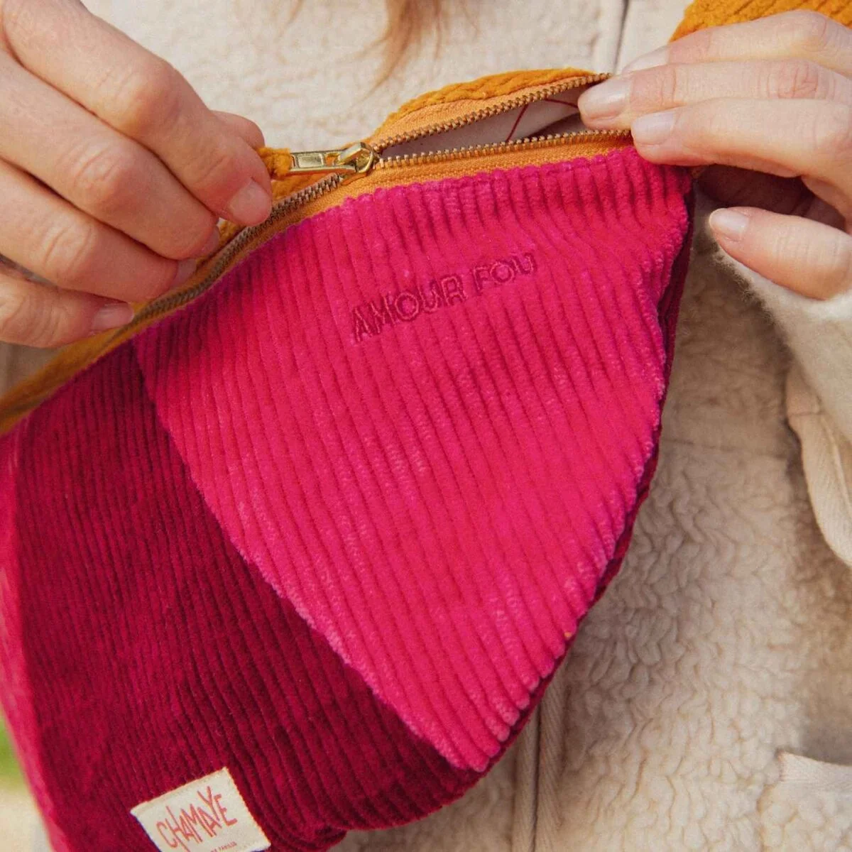 SAC BANANE ADULTE VELOURS BORDEAUX AMOUR FOU – Image 4