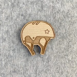 BROCHE CASQUE EN BOIS