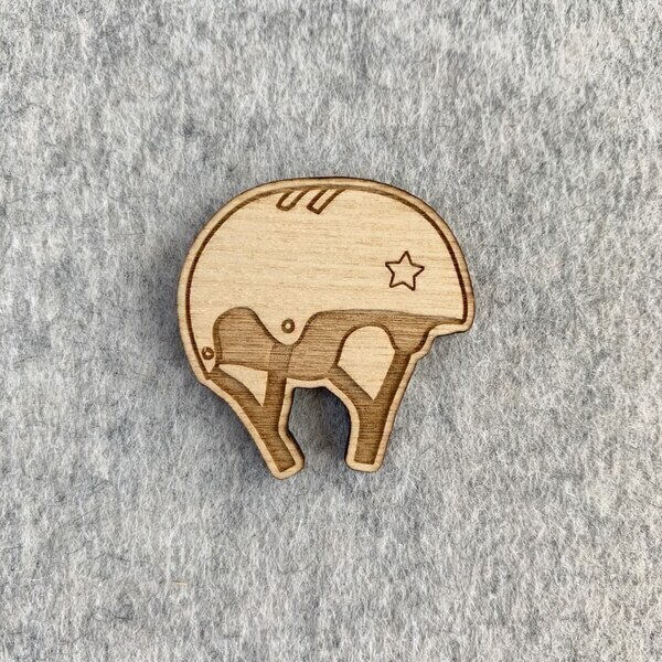 BROCHE CASQUE EN BOIS