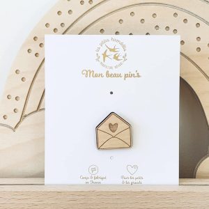 PIN'S ENVELOPPE CŒURS EN BOIS